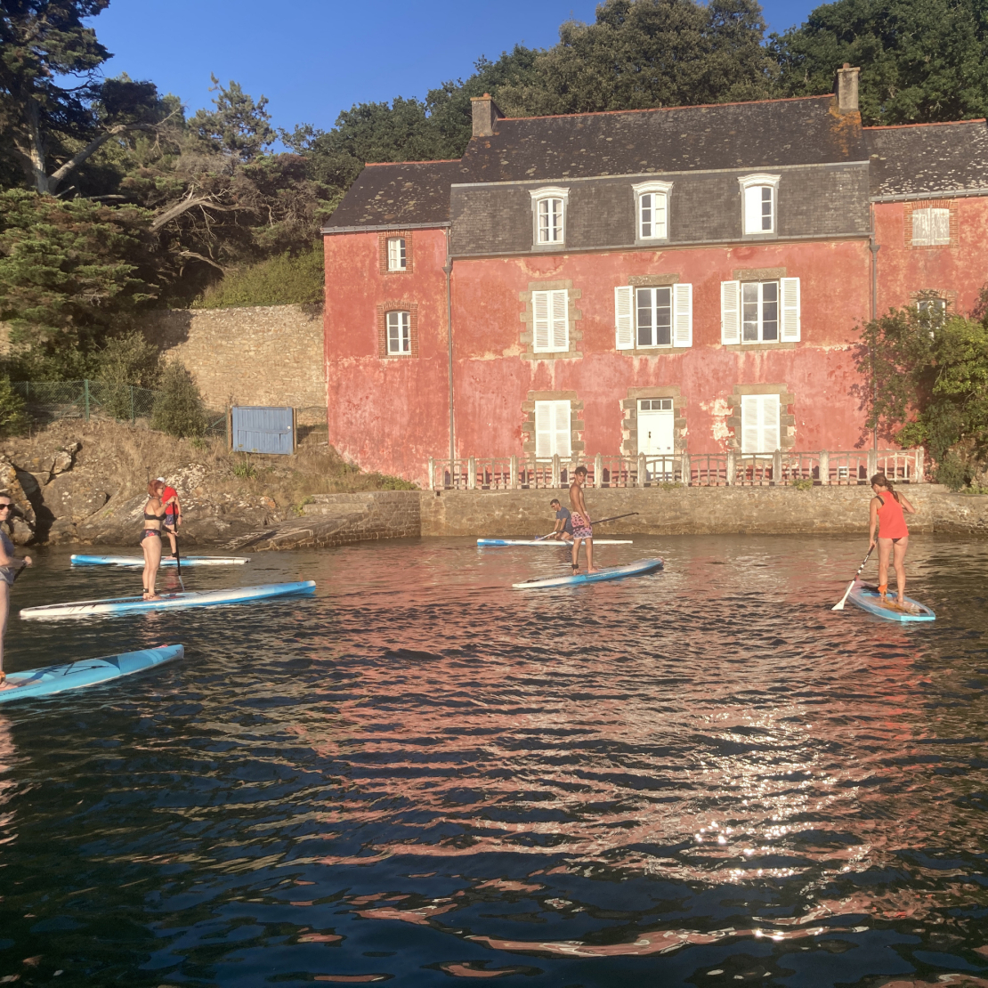 Stages de kayak et paddle avec Avel Pad dans le Golfe du Morbihan près de la maison rose